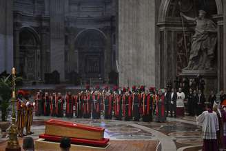 Caixão com o corpo do papa Francisco foi colocado dentro da Basílica de São Pedro