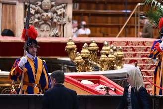 Fiéis prestam últimas homenagens ao papa Francisco, velado na Basílica de São Pedro, no Vaticano