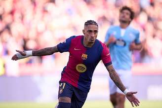 Raphinha comemora gol pelo Barcelona