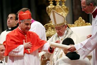 Angelo Becciu e o papa Francisco durante cerimônia religiosa 