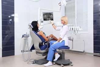 As cáries comprometem os dentes e demandam atendimento odontológico