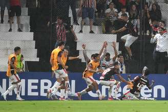 Jogadores do São Paulo contra o Libertad (Photo by Christian Alvarenga/Getty Images)