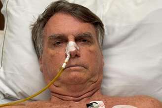 O ex-presidente Jair Bolsonaro se recupera de uma cirurgia no intestino feita em hospital de Brasília