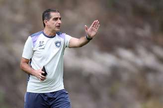 Técnico Renato Paiva no treino do Botafogo 