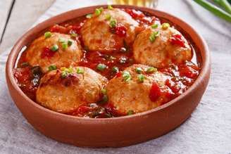 Almôndega de frango com molho de tomate
