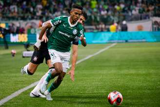 Estêvão em ação pelo Palmeiras