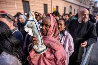 Magdalena Kiwondo, do Quênia, leva imagem de Virgem Maria para se despedir do papa 