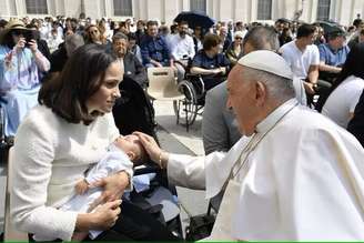 Leticia Cazarré e Juliano Cazarré estavam com o filho Vicente durante encontro com o papa Francisco no Vaticano em 2024