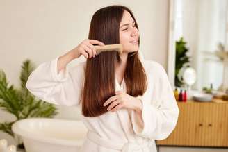 A reposição de massa capilar é um tratamento que visa repor os nutrientes e proteínas que o cabelo perde