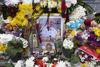 Um memorial para o falecido Papa Francisco está na Catedral Metropolitana de Buenos Aires, em Buenos Aires, Argentina, em 24 de abril de 2025.