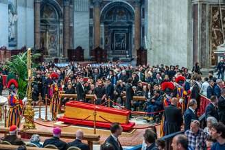 Os últimos fiéis rezam na Basílica de São Pedro, junto ao caixão do Papa Francisco. À noite, a Basílica de São Pedro é fechada e o caixão é finalmente selado.