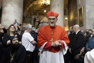 O Patriarca Latino de Jerusalém, Pierbattista Pizzaballa, participa de uma missa em homenagem ao Papa Francisco na Igreja do Santo Sepulcro, em 23 de abril de 2025, em Jerusalém.