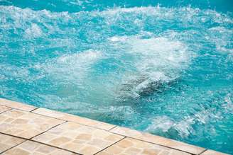 Imagem ilustrativa mostra pessoa debaixo d'água em piscina
