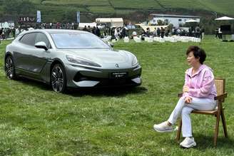 Stella Li, vice-presidente global da BYD, dá entrevista na China