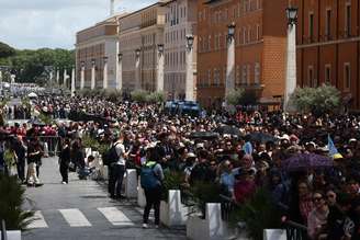 Pessoas esperam na fila para entrar na Basílica de São Pedro um dia antes do funeral do Papa Francisco, em Roma, Itália, em 25 de abril de 2025.