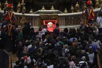 Enlutados prestam homenagem ao Papa Francisco na Basílica de São Pedro, em 25 de abril de 2025, na Cidade do Vaticano. O Papa Francisco, que faleceu em 21 de abril aos 88 anos, permanece em seu velório por um último dia antes do funeral de amanhã na Praça de São Pedro.