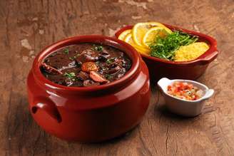 Feijoada vegana com linguiça vegetal