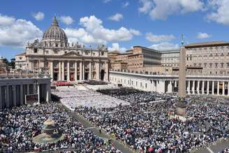Vista da multidão durante o funeral do Papa Francisco na Praça de São Pedro, em 26 de abril de 2025, na Cidade do Vaticano.