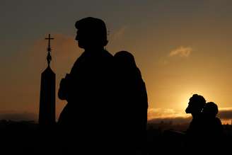 Amanhecer na cidade do Vaticano, neste último sábado, 26