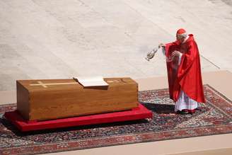 O cardeal Giovanni Battista Re incensa o caixão com o corpo do papa Francisco durante funeral