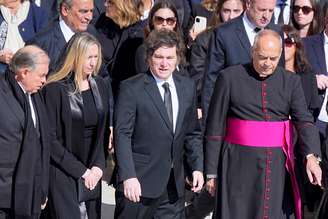Javier Milei (segundo da direita para a esquerda), presidente da Argentina, participa da missa de corpo presente do falecido Papa Francisco na Praça de São Pedro.