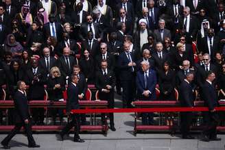 O presidente do Gabão, Brice Clotaire Oligui Nguema, a primeira-dama francesa, Brigitte Macron, o presidente francês, Emmanuel Macron, o presidente da Finlândia, Alexander Stubb, o presidente dos EUA, Donald Trump, a primeira-dama dos EUA, Melania Trump, o presidente da Estônia, Alar Karis, o rei Felipe VI da Espanha, a rainha Letizia da Espanha, o presidente do Equador, Daniel Noboa, comparecem ao funeral do Papa Francisco na Praça de São Pedro em 26 de abril de 2025 na Cidade do Vaticano, Vaticano. O Papa Francisco morreu em 21 de abril aos 88 anos. Nascido na Argentina como Jorge Mario Bergoglio, ele foi o primeiro latino-americano e o primeiro jesuíta a se tornar Papa quando eleito em 2013. Adotando o nome Francisco em homenagem a São Francisco de Assis, ele promoveu uma versão mais humilde do papado do que muitos de seus antecessores. Ele será enterrado fora do Vaticano em um caixão de madeira simples na Basílica de Santa Maria Maggiore.