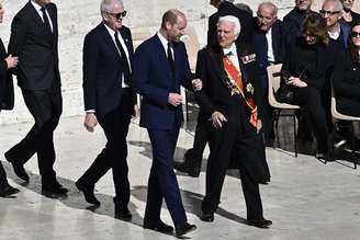 O Príncipe William, Príncipe de Gales, chega ao funeral do Papa Francisco na Praça de São Pedro, em 26 de abril de 2025, no Vaticano.