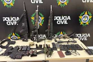Durante a ação, armas foram apreendidas, incluindo três fuzis.