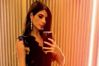 Andréia Sadi posou para foto no espelho antes de ir para a festa da Globo