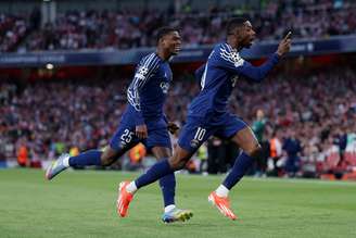 Osumane Dembelé comemora ao lado de Nuno Mendes a abertura do placar pela ida das semis da Champions