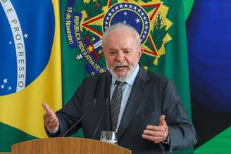 Lula discursando 