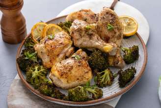 Frango assado com brócolis