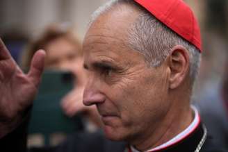 O Cardeal Jean-Paul Vesco chega para uma reunião do colégio cardinalício no Vaticano em 24 de abril de 2025, em Roma, Itália. No quarto dia desde que sua morte foi anunciada pelo Vaticano, o corpo do Papa Francisco jaz em um caixão de madeira simples na Basílica de São Pedro.