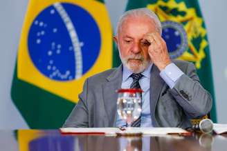 O presidente Lula defende discussão sobre redução da jornada de trabalho em pronunciamento de rádio e tv