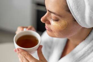 Os chás oferecem diversos benefícios para a saúde da pele