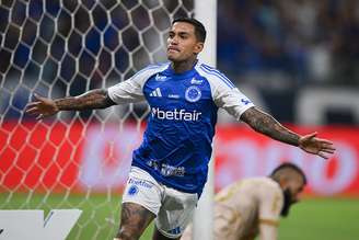 Dudu comemora gol pelo Cruzeiro