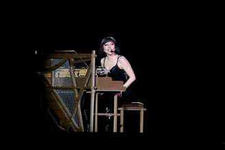 Lady Gaga passa som na praia de Copacabana; veja