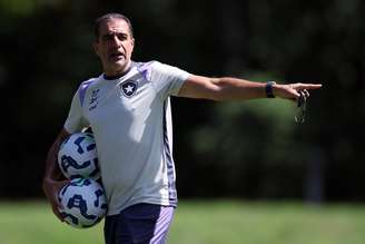 Renato Paiva no treino do Botafogo 