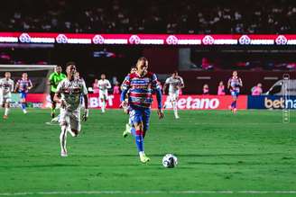 Breno Lopes entra livre na área. Mas o são-paulino Wendell (lá atrás) vai conseguir chegar a tempo e evitar que o atacate faça um gol para o Fortaleza –