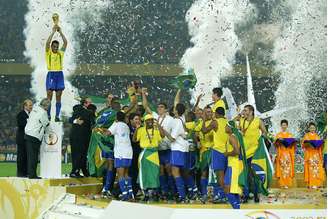 Cafu levanta o troféu da Copa do Mundo