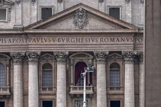 As cortinas vermelhas foram instaladas nesta segunda-feira, 5