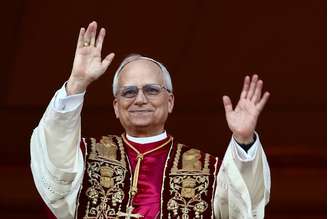 Papa Leão XIV é apresentado na sacada do Vaticano 