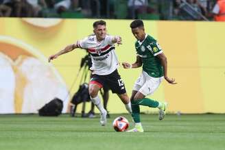 Enzo Díaz tenta alcançar Estêvão em jogo entre Palmeiras e São Paulo, no Allianz Parque.