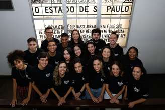 Alunos da 2ª turma de focas de Saúde na escadaria do 'Estadão': curso também conta com conteúdo de bem-estar e qualidade de vida.