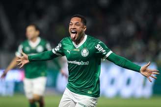 Vitor Roque vibra com gol decisivo que deu a vitória ao Palmeiras no Choque-Rei de domingo.