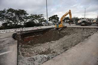 Após um mês, cratera reabriu na Marginal Tietê, em São Paulo.