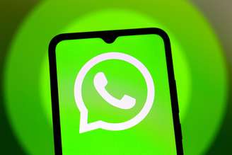 Celular mostra logo do aplicativo WhatsApp