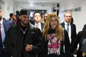 Virgínia Fonseca chega acompanhada do marido, José Felipe, para depor na CPI das Bets