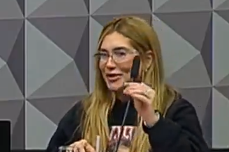 Virgínia confunde microfone com canudinho de copo