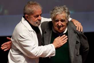 Em 2015, o então senador e ex-presidente do Uruguai, José 'Pepe' Mujica e o ex-presidente do Brasil, Luiz Inácio Lula da Silva (PT), participam da mesa redonda em São Bernardo do Campo, na Grande São Paulo